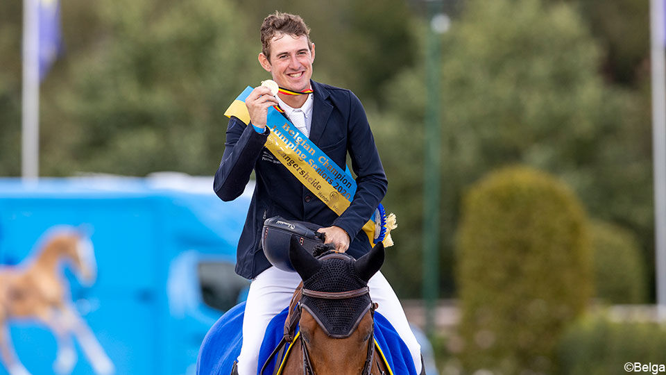 Jos Verlooy pronkt met zijn Belgische medaille.