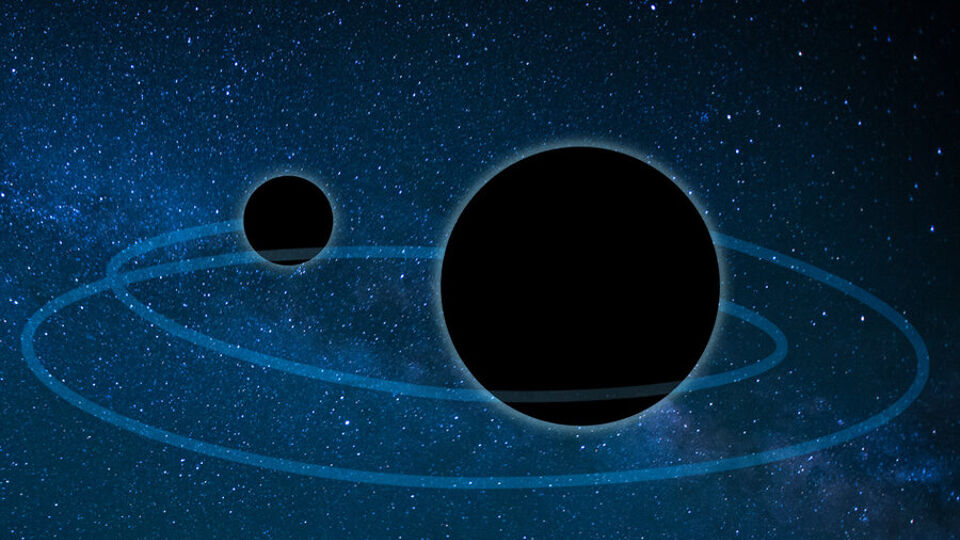 Voorstelling van een groot zwart gat en een kleiner die rond elkaar cirkelen en uiteindelijk zullen samensmelten.