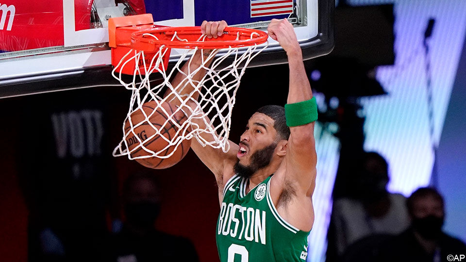 Jayson Tatum dunkt de bal voor de Boston Celtics.
