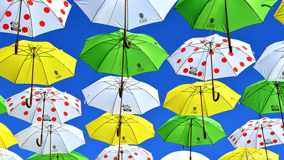 Parapluutjes in de kleuren van de verschillende Tour-truien.
