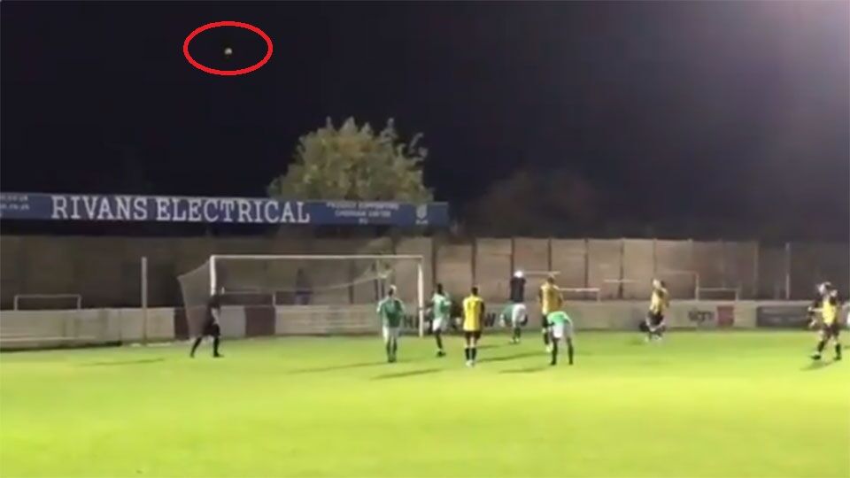 Aylesbury-speler Olli Hogg jaste de bal ver buiten het stadion.