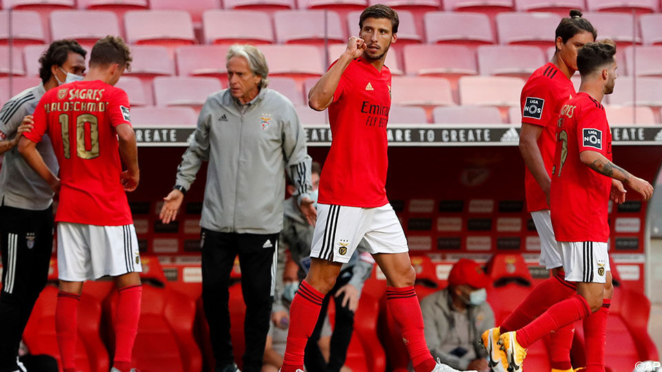 Ruben Dias (centraal) ruilt Benfica voor Man.City.