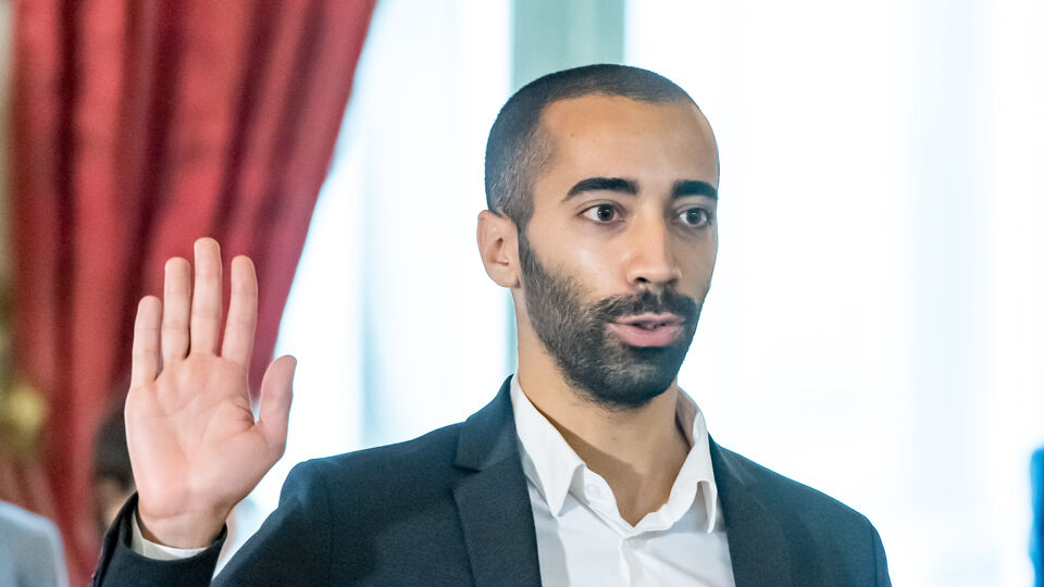 Sammy Mahdi (CD&V) geeft fakkel van Asiel en Migratie door dit laat hij na voor zijn opvolger Sammy Mahdi (CD&V) geeft fakkel van Asiel en Migratie door dit laat hij na voor zijn opvolger