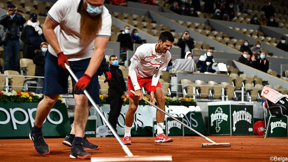 Novak Djokovic (met rode broek) als grapjas op Roland Garros.