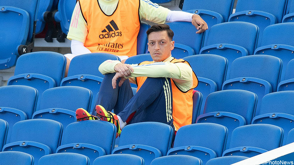 Zelfs in de tribunes is er geen plaats meer voor Mesut Özil.