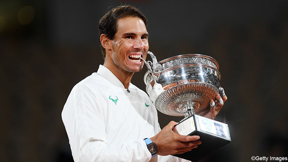 Rafael Nadal zet zijn tanden in de trofee.