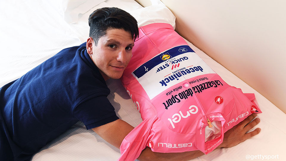 Giro-leider João Almeida geniet van zijn roze trui.