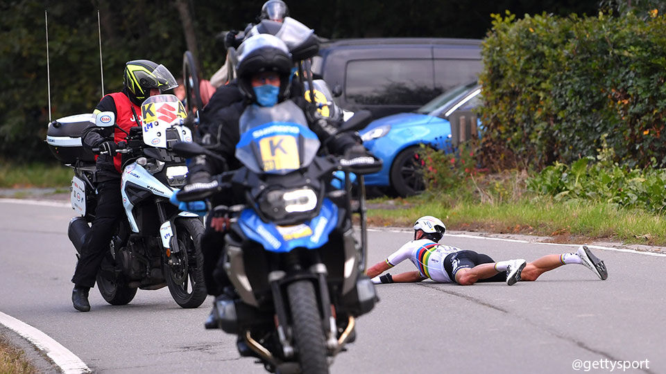 Het onheil is geschied: Julian Alaphilippe is gevallen in de Ronde.
