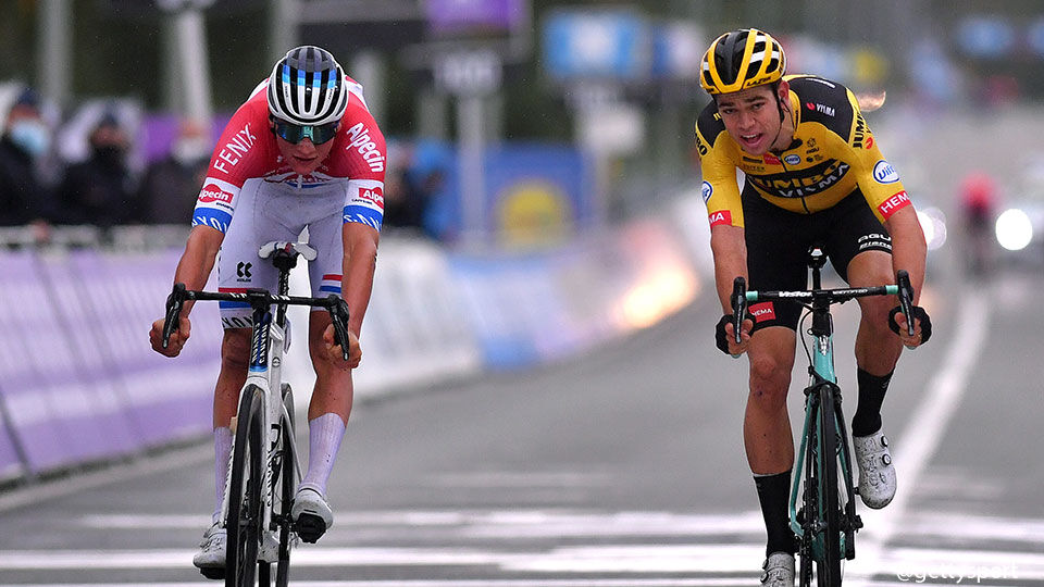 Wout van Aert kwam enkele centimeters tekort om de Ronde van Vlaanderen te winnen.