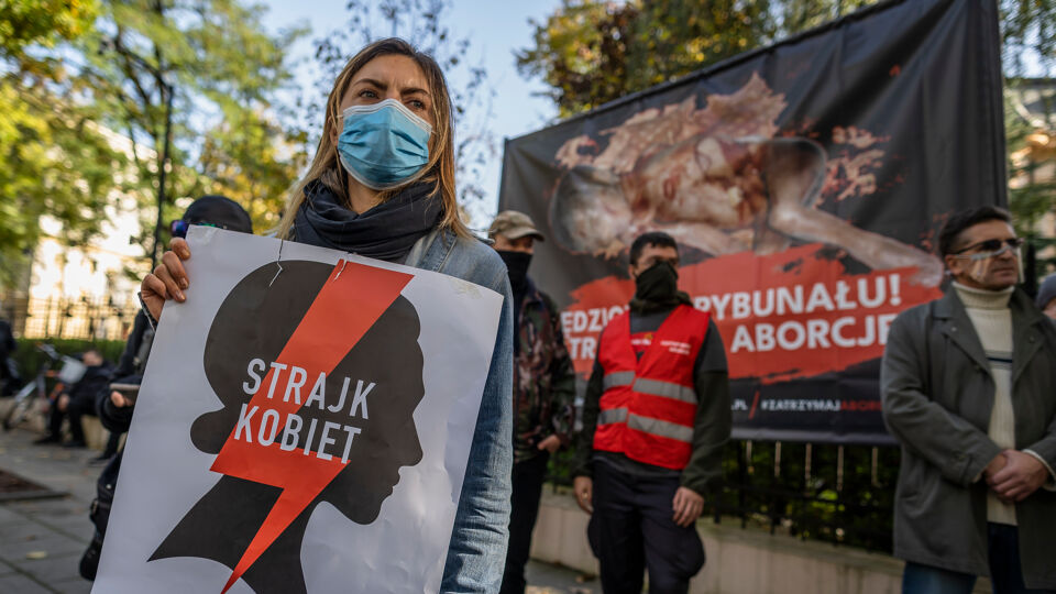 Een pro-abortusbetoging aan het gebouw van het Grondwettelijk Hof in Polen.