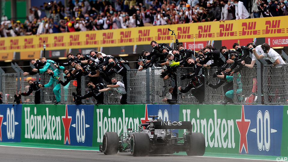 Lewis Hamilton brak in de GP in Portimao het legendarische zegerecord van Michael Schumacher.