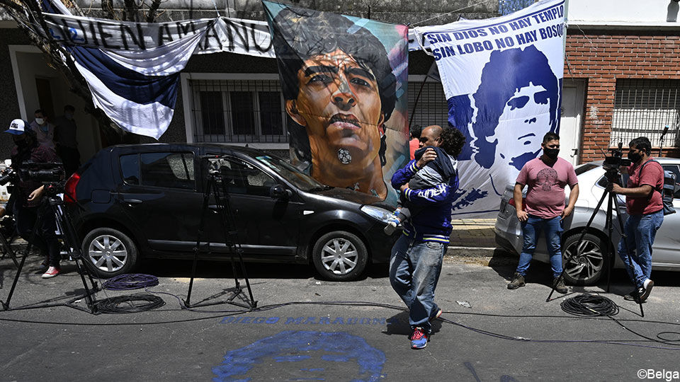 De Argentijnse pers kampeert voor het ziekenhuis waar Maradona geopereerd werd.