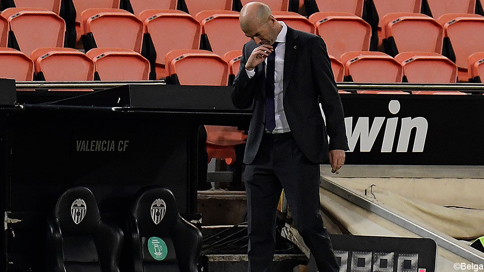 Zinédine Zidane buigt deemoedig het hoofd na verlies van Real in Valencia.