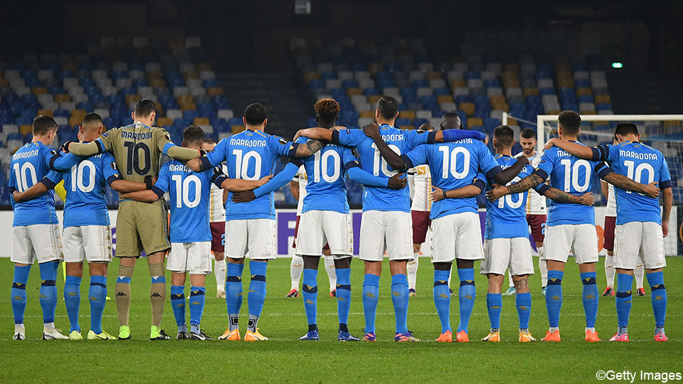 De spelers van Napoli eerden Maradona al in de Europa League.