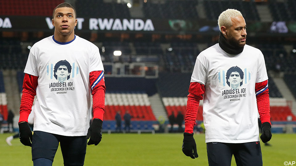 PSG-sterren Mbappé en Neymar droegen een speciaal T-shirt voor Maradona.