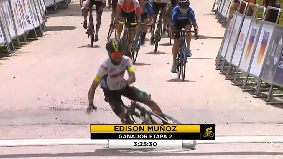 Edison Muñoz won de 1e rit in lijn van de Clasico RCN.