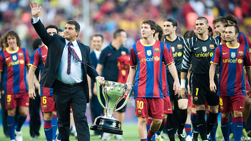 Laporta draagt met Messi de kampioenentrofee van La Liga 2009-2010.