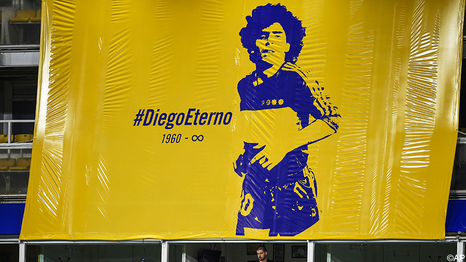 Diego Maradona vereeuwigd op een spandoek van de Boca Juniors. 