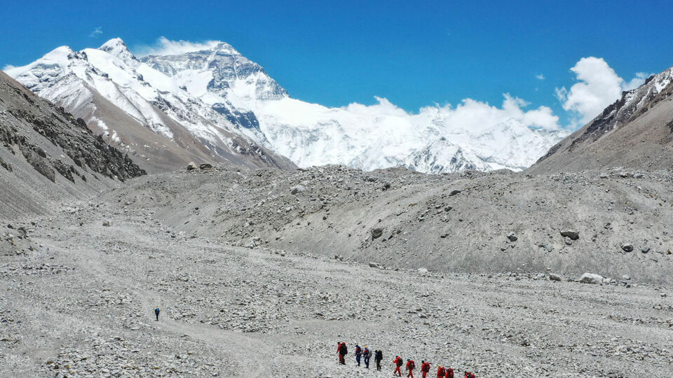 Mount Everest, de hoogste berg ter wereld, blijkt bijna 1 meter hoger te zijn dan eerder was Mount Everest, de hoogste berg ter wereld, blijkt bijna 1 meter hoger te zijn dan eerder was