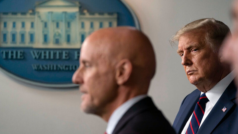 President Trump zette FDA-topman Stephen Hahn onder druk om het vaccin snel goed te keuren.