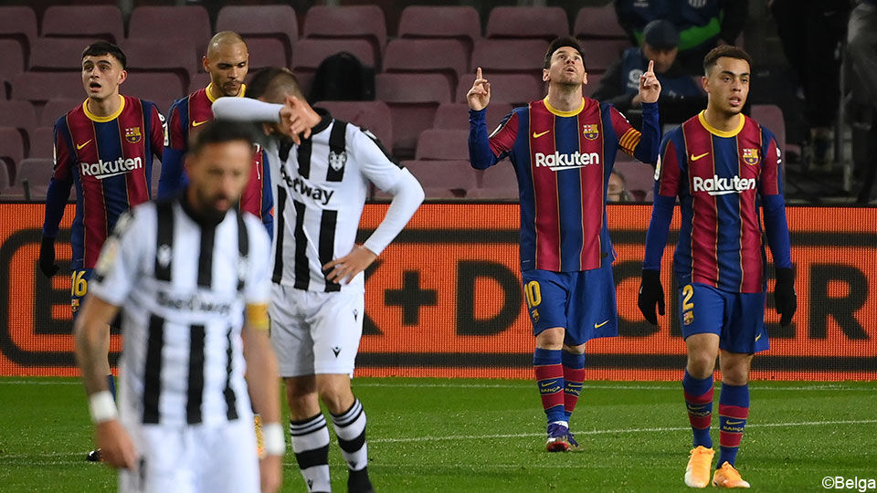 Messi viert na de 1-0.