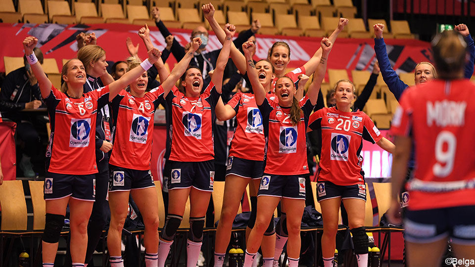 De Noorse vrouwen vieren de Europese titel.