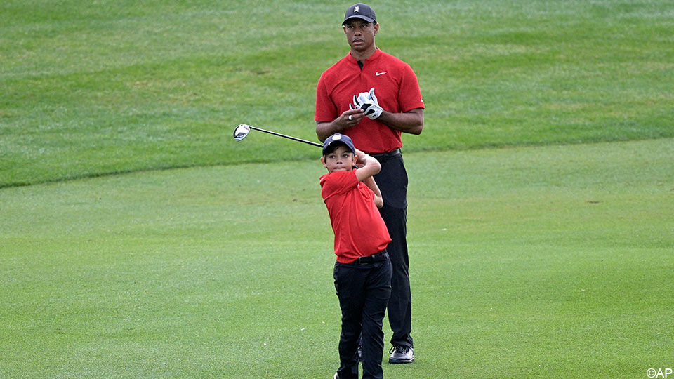 Tiger Woods en zoon Charlie in de typische outfit.