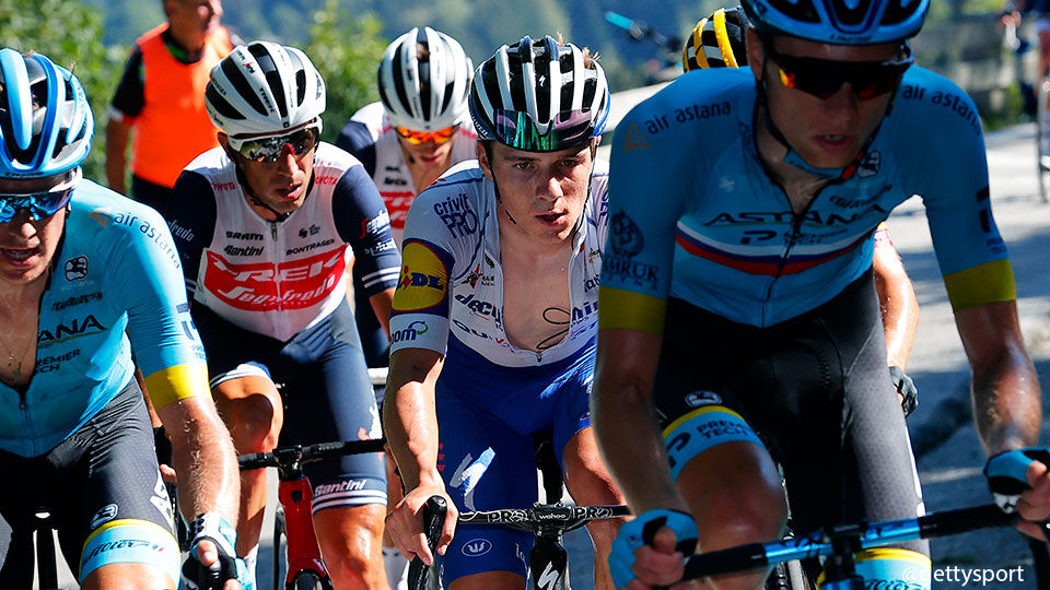 Nibali in het wiel van Evenepoel in de Ronde van Lombardije.
