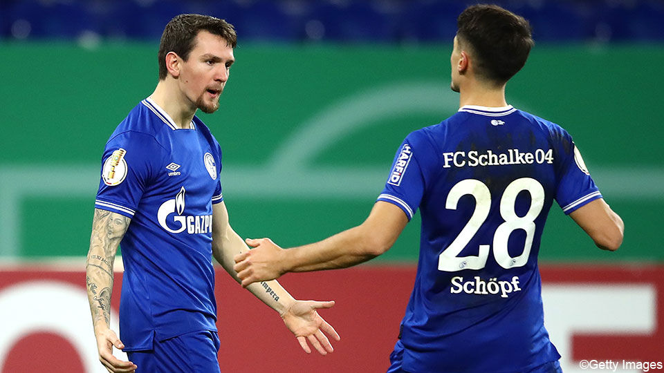 Schalke 04-aanvaller Benito Raman viert met ploegmaat Schöpf