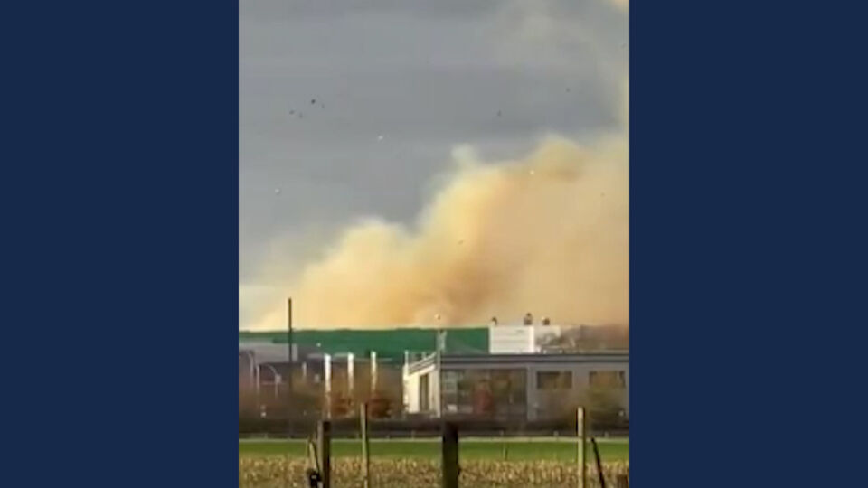 Luid Gezoem En Dikke Gele Rookpluim Na Ontploffing Op Industrieterrein ...