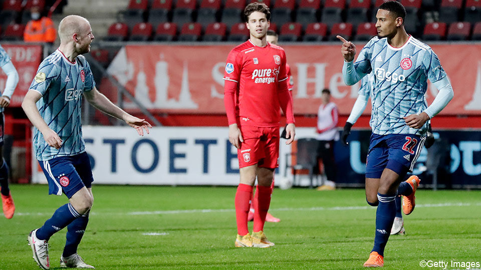Sébastien Haller (rechts) is met 22,5 miljoen euro is de duurste transfer van Ajax.