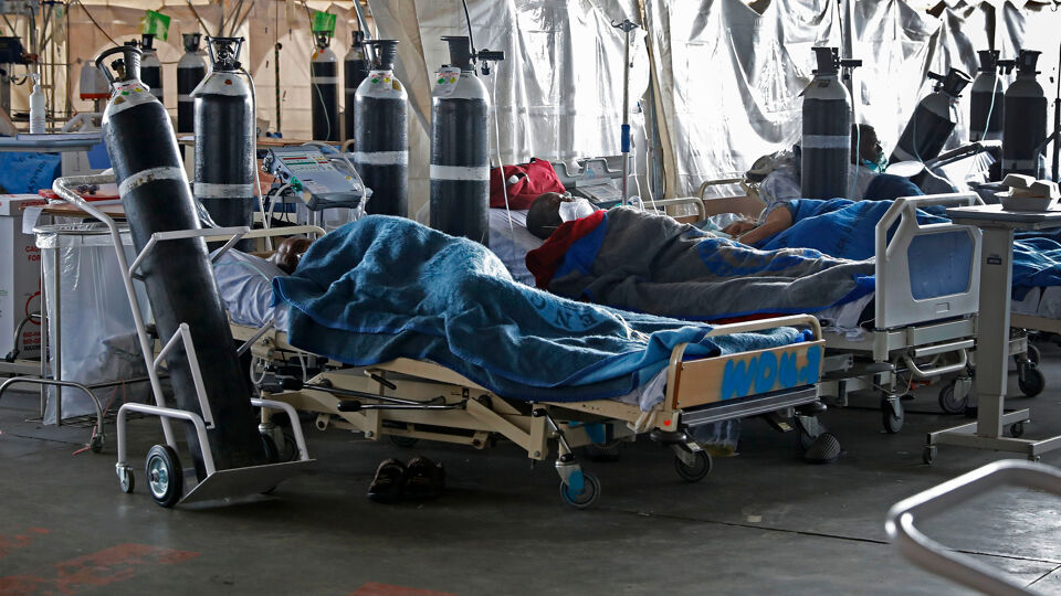 Coronapatiënten in een tijdelijke vleugel van een ziekenhuis in Pretoria, Zuid-Afrika (januari 2021).