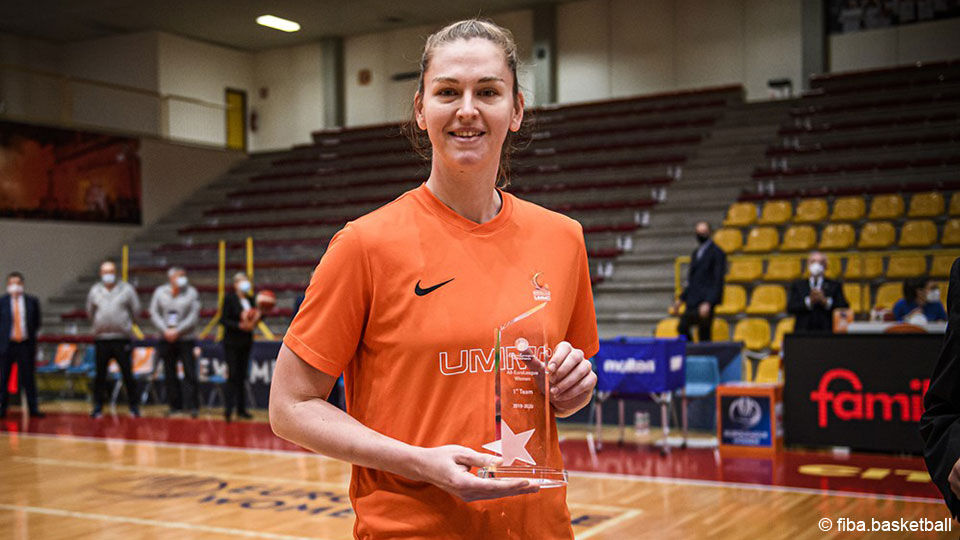 Emma Meesseman kreeg een trofee als een van de beste vijf speelsters in de EuroLeague vorig seizoen.