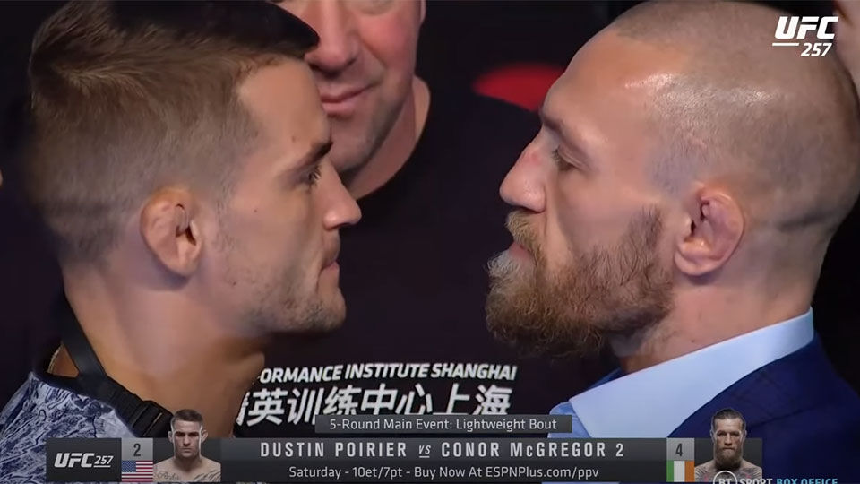 Dustin Poirier en Conor McGregor in de face off voor UFC 257