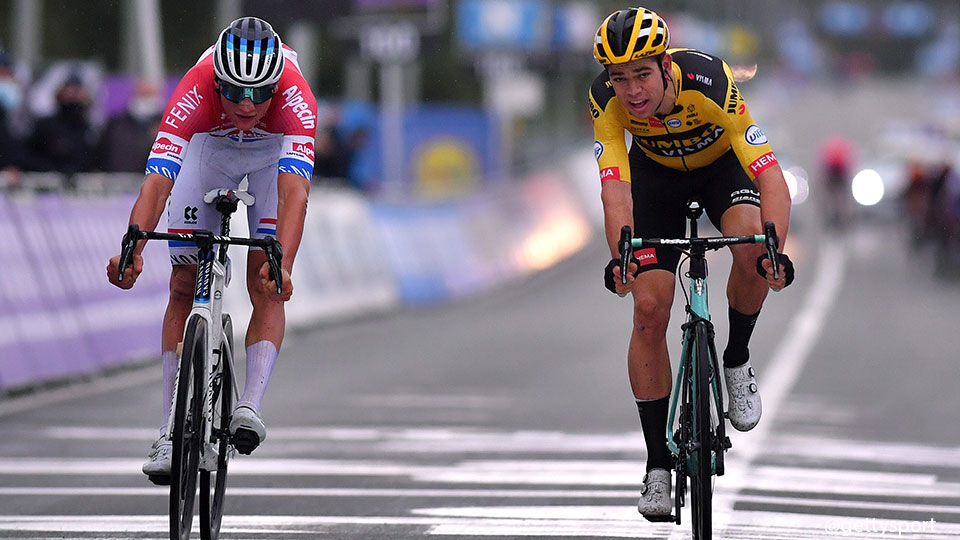 In de Ronde van Vlaanderen versloeg Van der Poel Van Aert na een nagelbijtend sprintduel.