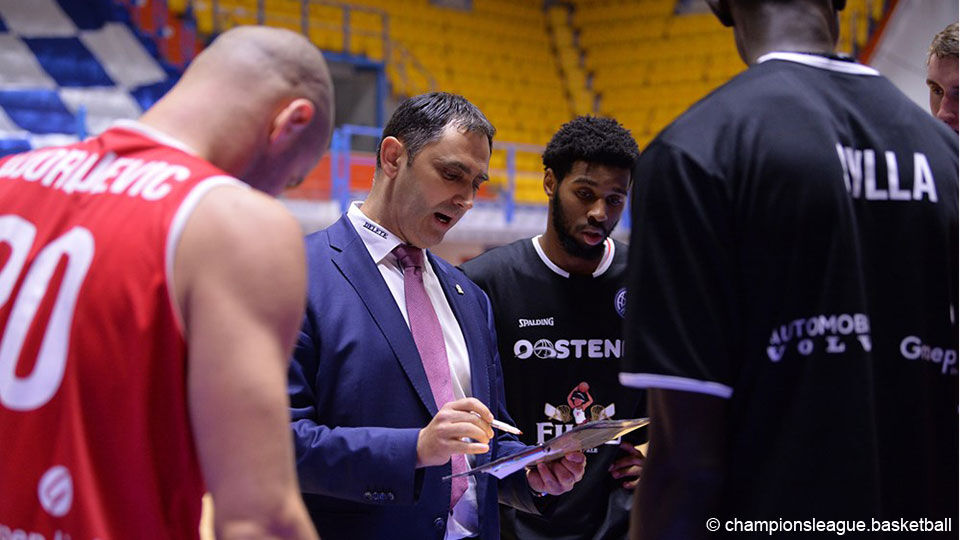 Oostende-coach Dario Gjergja geeft instructies aan zijn spelers.