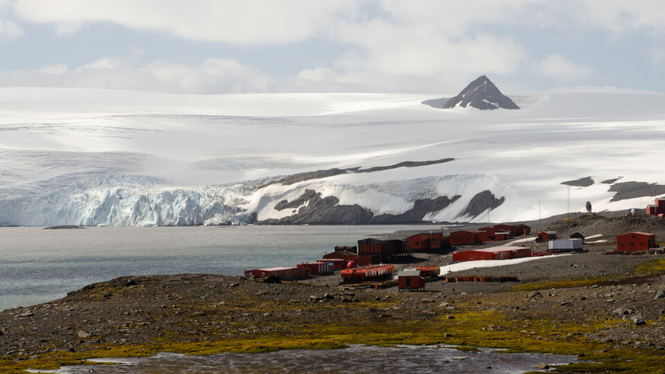 Beeld van Potter Cove en de Argentijns-Duitse onderzoeksbasis Carlini-Dallmann, op King George Island ter hoogte van het West -Antarctisch schiereiland.