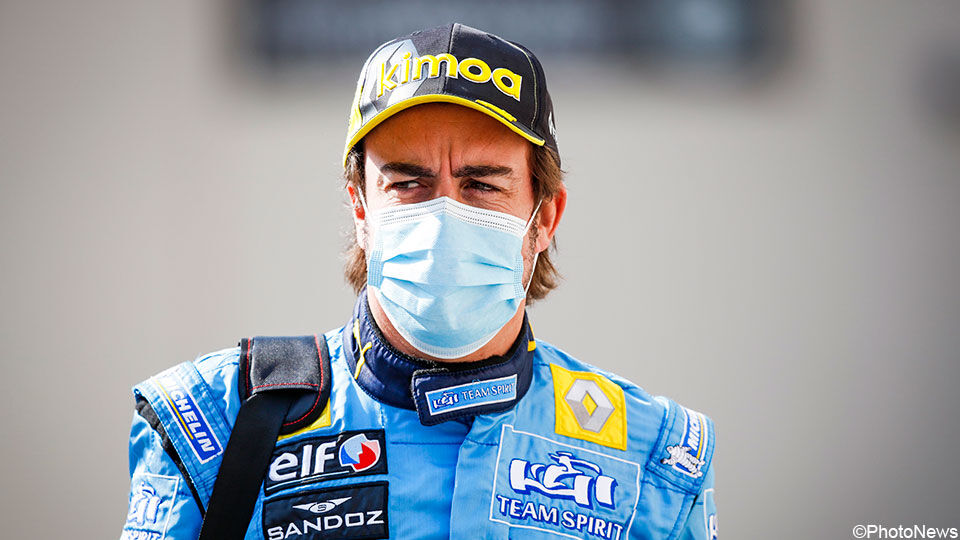 Fernando Alonso mag thuis voort revalideren. 
