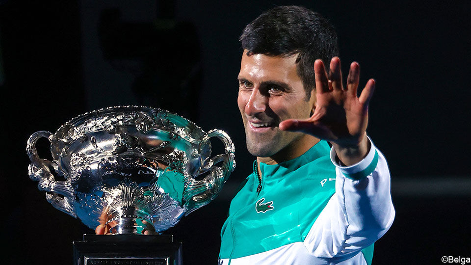Djokovic met de trofee van de Australian Open. 