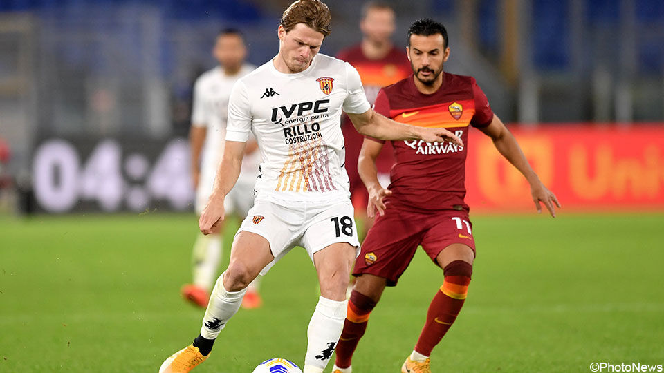 Daam Foulon in duel met Roma-speler Pedro.