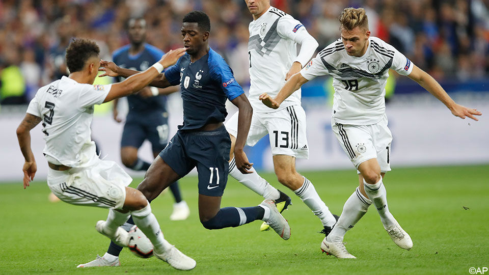 Dembélé dribbelt zich door een bosje Duitsers heen tijdens de UEFA Nations League.