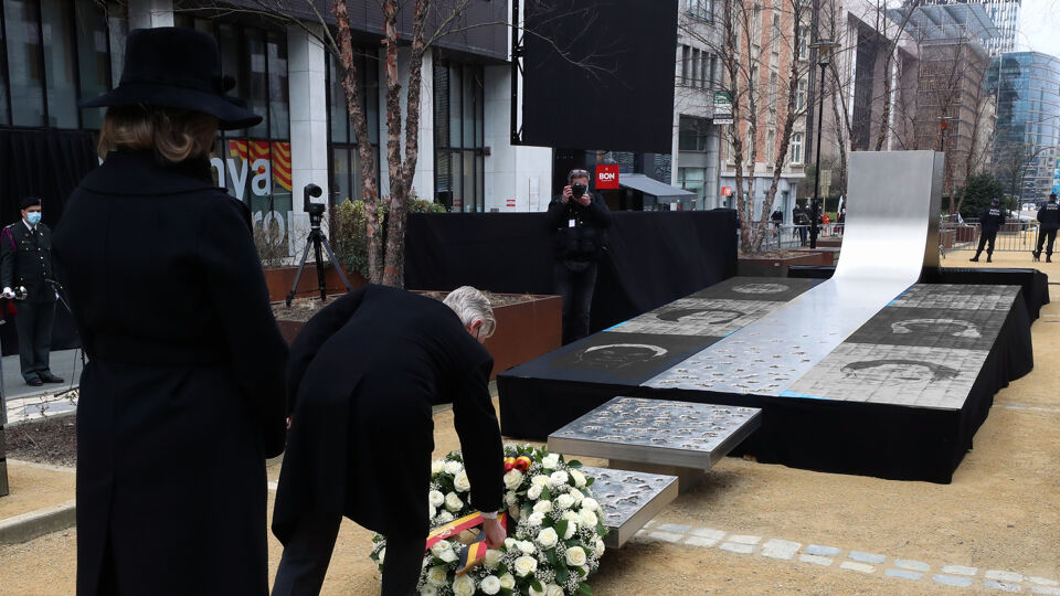Koning Filip en koningin Mathilde leggen een bloemenkrans neer aan het monument voor de slachtoffers van terreurdaden.