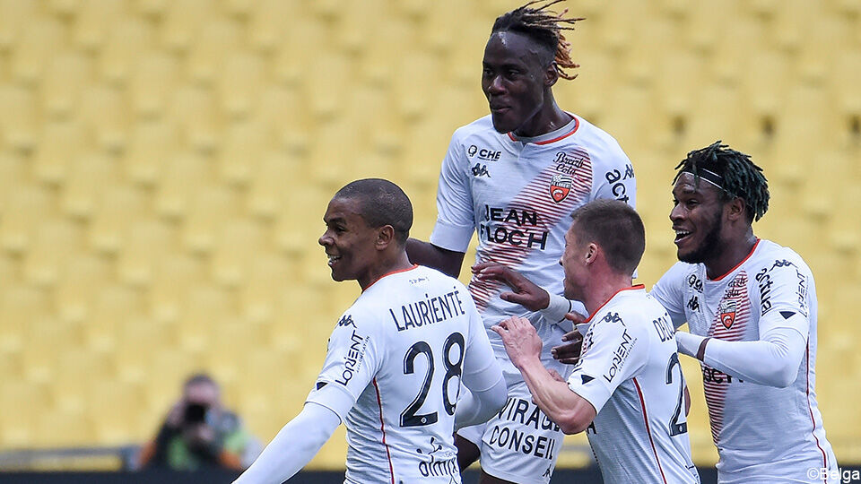 De Lorient-spelers vieren de heerlijke goal van Armand Lauriente.