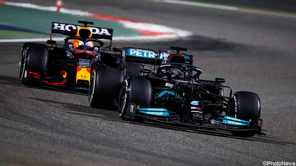 Lewis Hamilton en Max Verstappen in duel