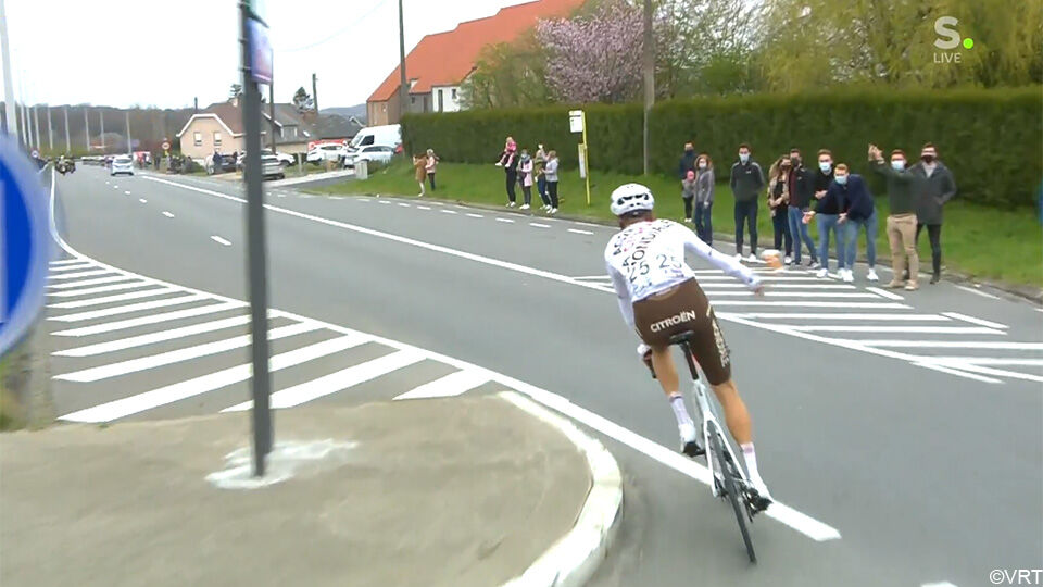 Michael Schär werd uit de Ronde van Vlaanderen gezet omdat hij zijn bidon weggooide op een verkeerde plek.