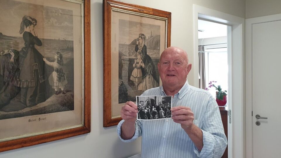 Leslie proudly shows a photo of the event. 