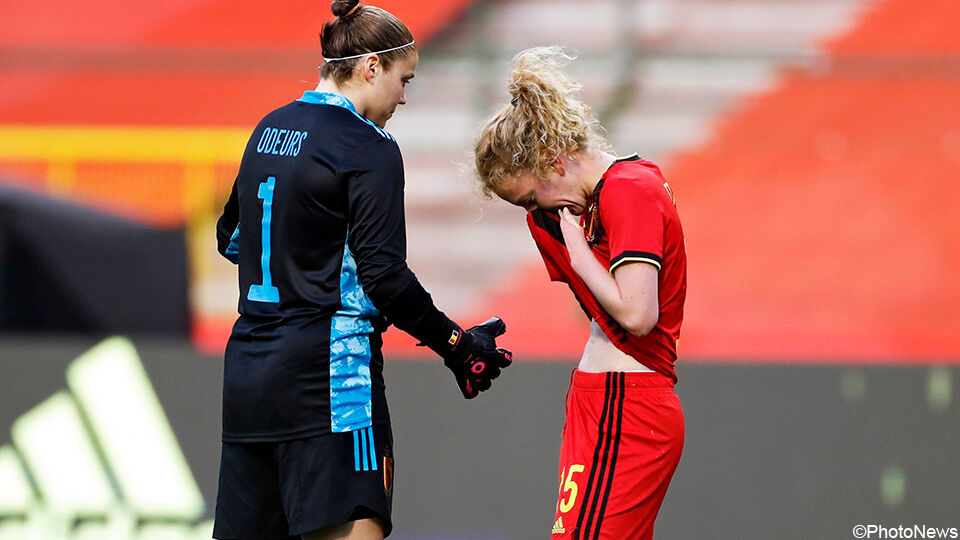 Doelvrouw Justien Odeurs en Charlotte Tison na de nederlaag gisteren tegen Noorwegen.