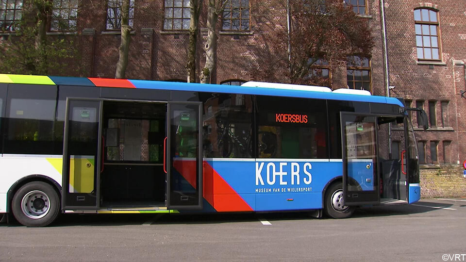 Deze bus is omgetoverd tot een koersmuseum.