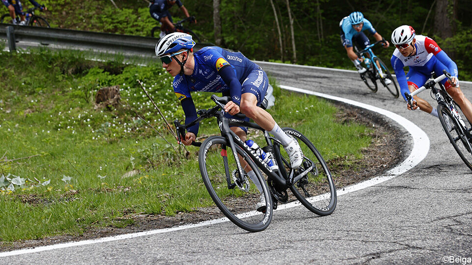 Remco Evenepoel had het in deze Giro al knap lastig in de afdalingen. 
