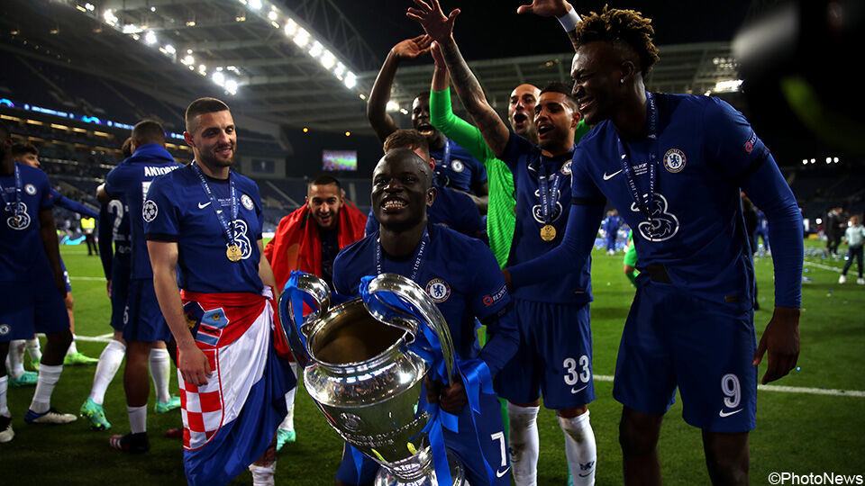 N'Golo Kanté hijst de Champions League-trofee de lucht in.